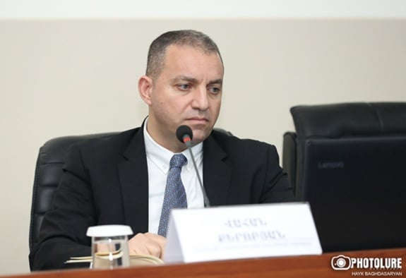 Էկոնոմիկայի նախկին նախարար Վահան Քերոբյանի հետ կապված քրվարույթի շրջանակում ձերբակալվել է 9 անձ