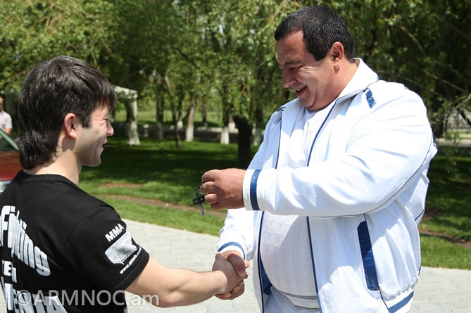 Ադրբեջանցի մարզիկին հաղթած հայ ըմբիշը թանկարժեք նվերի է արժանացել ՀԱՕԿ նախագահի կողմից