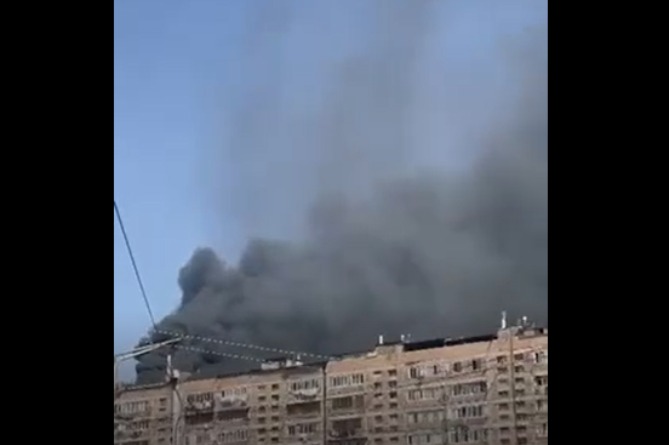 В Абовяне полыхает крыша многоэтажного дома (ВИДЕО)