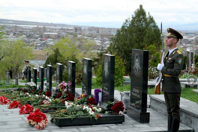 Ադրբեջանի կողմից շրջափակման պատճառով Երևանում մնացած արցախցիներն Ամանորը կդիմավորեն Եռաբլուրում (ՎԻԴԵՈ) Ադրբեջանի կողմից շրջափակման պատճառով Երևանում մնացած արցախցիներն Ամանորը կդիմավորեն Եռաբլուրում (ՎԻԴԵՈ)