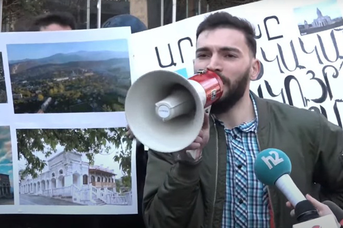 "Остановите белый геноцид": молодежное крыло АРФД проводит акцию протеста у армянского офиса ООН "Остановите белый геноцид": молодежное крыло АРФД проводит акцию протеста у армянского офиса ООН