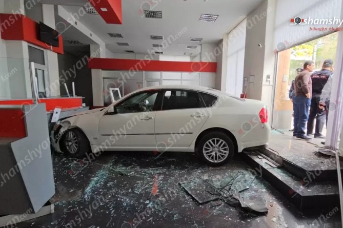 Երևանում Nissan-ը մխրճվել է բանկերից մեկը՝ վրաերթի ենթարկելով հետիոտնի Երևանում Nissan-ը մխրճվել է բանկերից մեկը՝ վրաերթի ենթարկելով հետիոտնի