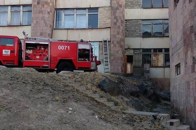 Երևանի դպրոցներից մեկում հրդեհ է բռնկվել (ՖՈՏՈ, ՎԻԴԵՈ) Երևանի դպրոցներից մեկում հրդեհ է բռնկվել (ՖՈՏՈ, ՎԻԴԵՈ)