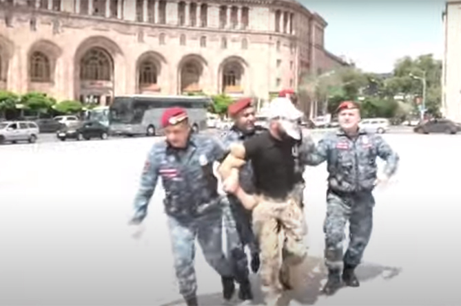 Демонстрантов в маске с лицом Пашиняна жестко подвергают приводу в центре Еревана Демонстрантов в маске с лицом Пашиняна жестко подвергают приводу в центре Еревана