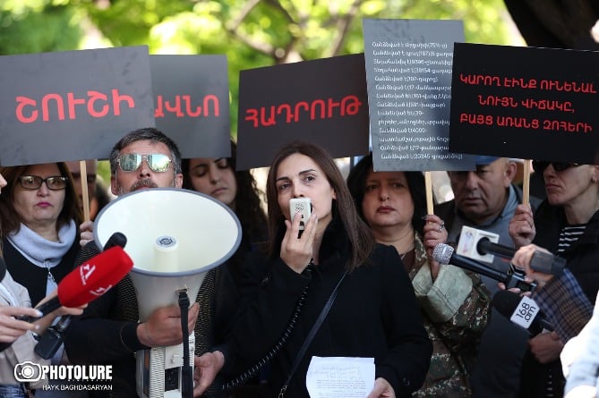 Родители погибших в 44-дневной войне военнослужащих проводят акцию протеста перед зданием правительства Армении Родители погибших в 44-дневной войне военнослужащих проводят акцию протеста перед зданием правительства Армении