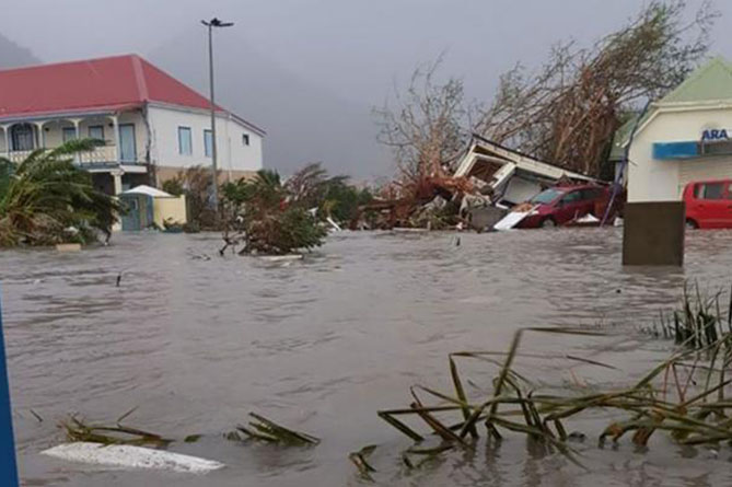 Майами практически ушел под воду: в сети появляются кадры ужасающих последствий урагана "Ирма" (ВИДЕО)