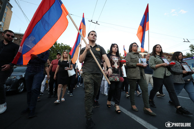 Памяти погибших героев: факельное шествие проходит в Ереване в День независимости Армении (ВИДЕО)