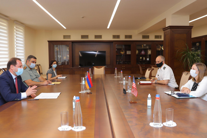 От  COVID-19 до безопасности в регионе: министр обороны Армении встретился с послом США