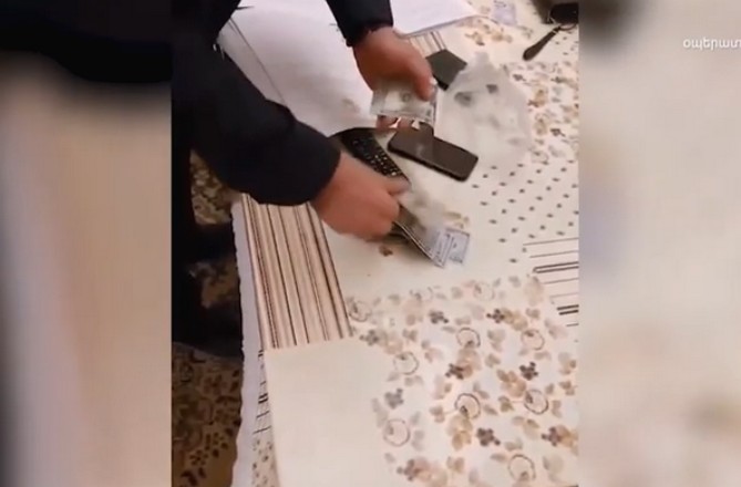 Сотрудник Минобороны Армении обвинен в получении взятки в $3 тыс. - он помог призывнику откосить от армии (ВИДЕО) Сотрудник Минобороны Армении обвинен в получении взятки в $3 тыс. - он помог призывнику откосить от армии (ВИДЕО)