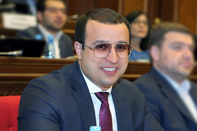 Провластный депутат нарушил тайну голосования. Законом Армении за это полагается до 5 лет тюрьмы (ФОТО) Провластный депутат нарушил тайну голосования. Законом Армении за это полагается до 5 лет тюрьмы (ФОТО)