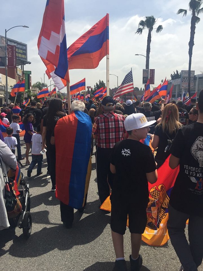 Шествие по случаю 102-ой годовщины Геноцида армян в районе Лос-Анджелеса -2