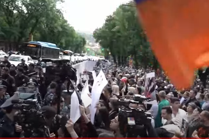 "Никол - предатель!": протестующие в Ереване встретили президента Литвы