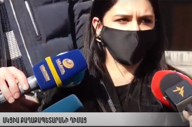 Երևանի քաղաքապետարանի դիմաց բողոքի ակցիա է. ծնողները բողոքում են մանկապարտեզներում ընդունելության ոչ պատշաճ կազմակերպման դեմ (ՎԻԴԵՈ) Երևանի քաղաքապետարանի դիմաց բողոքի ակցիա է. ծնողները բողոքում են մանկապարտեզներում ընդունելության ոչ պատշաճ կազմակերպման դեմ (ՎԻԴԵՈ)