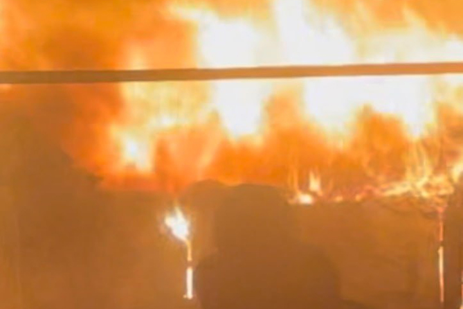  Крупный пожар полыхал близ ярмарки "Ереван", на месте работали 4 пожарных бригады (ФОТО)