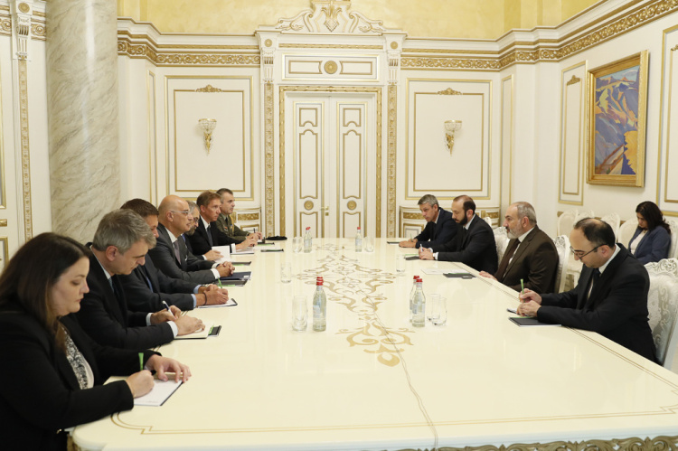 Пашинян заявил главе МИД Греции о важности реакции мира в плане вывода азербайджанских ВС с территории Армении. Греция приложит все усилия