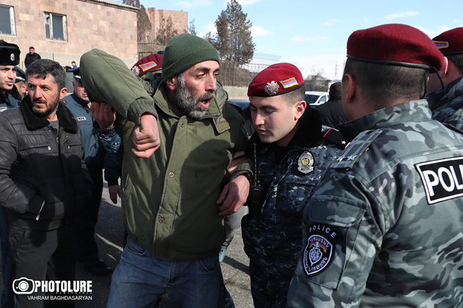Из бывшего здания Минобороны в Котайке выселяют жильцов: в полиции заявляют, что их пребывание там незаконно (ФОТО) Из бывшего здания Минобороны в Котайке выселяют жильцов: в полиции заявляют, что их пребывание там незаконно (ФОТО)