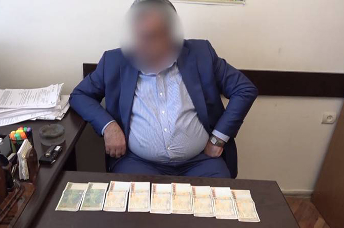 Высокопоставленный чиновник Госслужбы безопасности пищевых продуктов задержан по подозрению в получении крупной взятки (ВИДЕО) Высокопоставленный чиновник Госслужбы безопасности пищевых продуктов задержан по подозрению в получении крупной взятки (ВИДЕО)