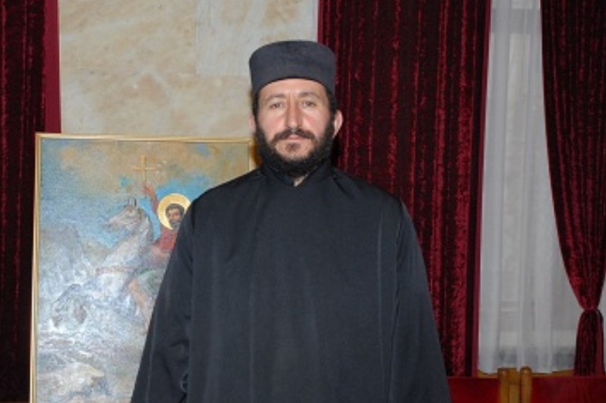 Участвовавший в акции против трансгендера священник временно отстранен от службы Участвовавший в акции против трансгендера священник временно отстранен от службы