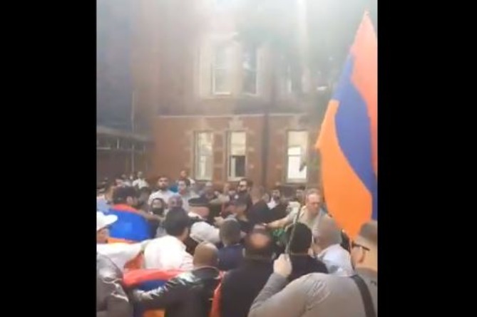 Драка произошла на акции протеста азербайджанцев у посольства Армении в Лондоне. ВВС написал о пострадавшем (ВИДЕО)