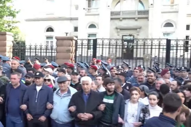 Активисты оппозиционной акции заблокировали вход в резиденцию президента в Ереване Активисты оппозиционной акции заблокировали вход в резиденцию президента в Ереване
