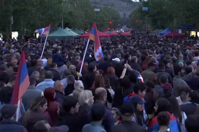 Оппозиция двинулась по улицам Еревана в протестном шествии Оппозиция двинулась по улицам Еревана в протестном шествии