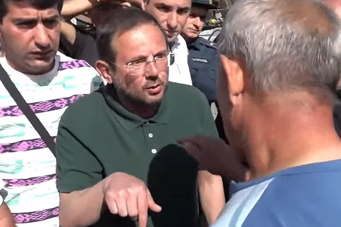 Участники акций протеста в поддержку тавушцев перекрыли трассу Армавир-Гюмри, произошла потасовка с полицией Участники акций протеста в поддержку тавушцев перекрыли трассу Армавир-Гюмри, произошла потасовка с полицией