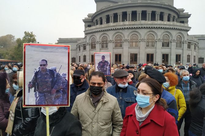 "Помогите вернуть наших пленных!": деятели культуры организовали шествие к посольству РФ в Ереване (ФОТО, ВИДЕО) "Помогите вернуть наших пленных!": деятели культуры организовали шествие к посольству РФ в Ереване (ФОТО, ВИДЕО)