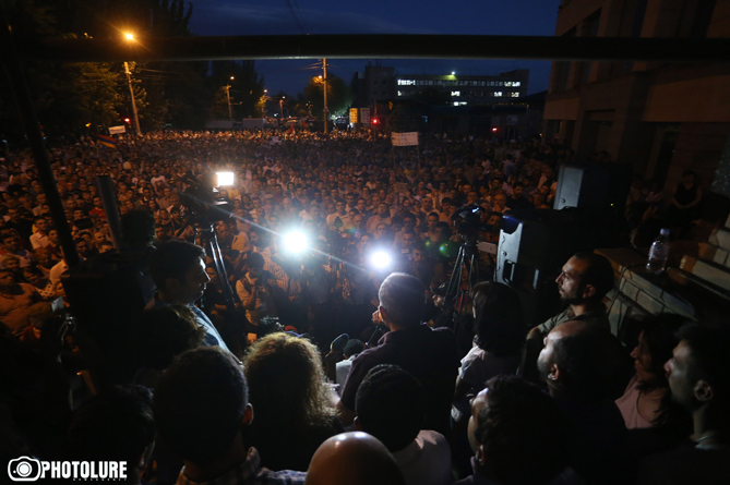 Акция протеста в Ереване переносится с территории близ захваченного здания ППС на Площадь Свободы