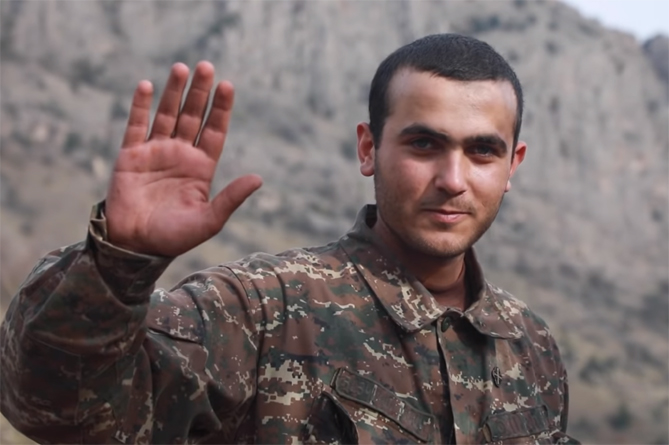 «Пусть никто не боится. Мы – здесь»: репортаж с самого горячего участка фронта в Арцахе (ВИДЕО)