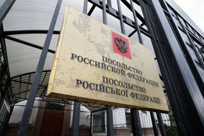 Протестующие забрасывают посольство РФ в Киеве камнями и флаконами с йодом Протестующие забрасывают посольство РФ в Киеве камнями и флаконами с йодом