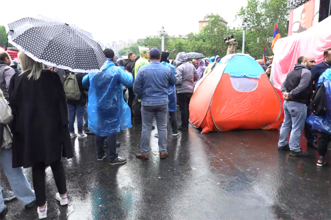 Оппозиция подытоживает первый день активизации Движения сопротивления: в Ереване стартовал протестный митинг Оппозиция подытоживает первый день активизации Движения сопротивления: в Ереване стартовал протестный митинг
