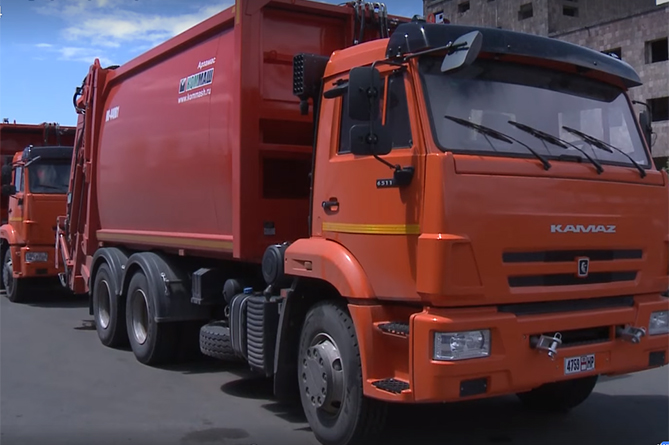 В Ереван доставлена первая партия новых мусоровозов &quot;КамАЗ&quot; (ВИДЕО)