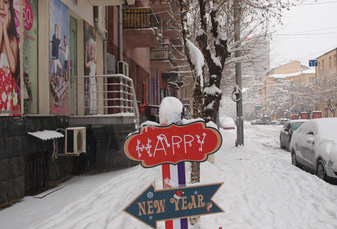 Ереван встретил новый год в сугробах