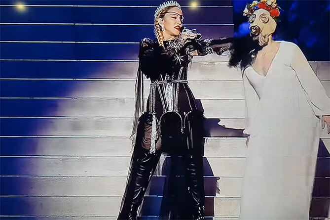 Скандал на "Евровидении": Мадонна и представители Исландии продемонстрировали флаг Палестины (ВИДЕО)