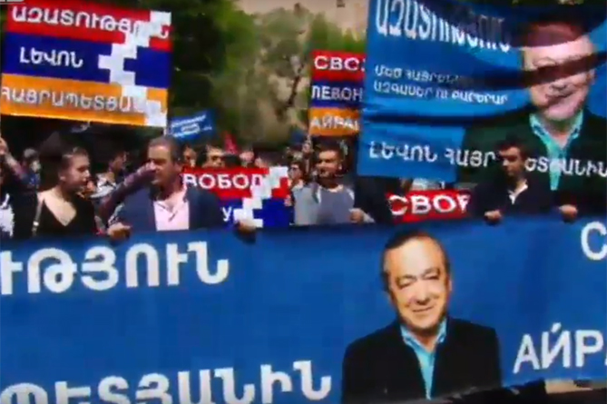Митингующие готовятся к шествию к посольству РФ в защиту Левона Айрапетяна Митингующие готовятся к шествию к посольству РФ в защиту Левона Айрапетяна