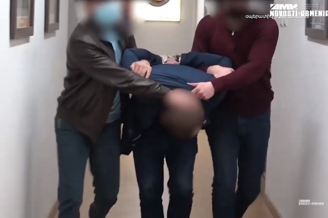 Майор полиции Армении задержан за вымогание крупной взятки (ВИДЕО) Майор полиции Армении задержан за вымогание крупной взятки (ВИДЕО)