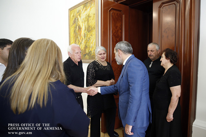 Վարչապետը հանդիպել է ՊՊԾ գնդի գրավման ժամանակ զոհված ոստիկանների ընտանիքների անդամներին Վարչապետը հանդիպել է ՊՊԾ գնդի գրավման ժամանակ զոհված ոստիկանների ընտանիքների անդամներին