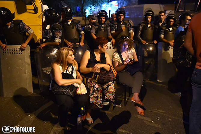 Полиция вытеснила митингующих от захваченного здания полиции в Ереване, есть пострадавшие