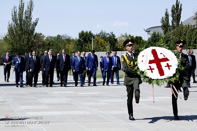 Վրաստանի վարչապետը հարգանքի տուրք է մատուցել Հայոց ցեղասպանության զոհերի հիշատակին 