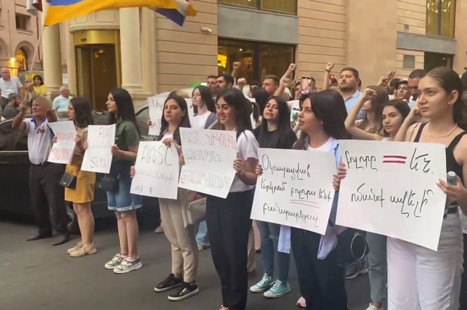    Молодежь проводит оппозиционную акцию протеста против задержания активистов 