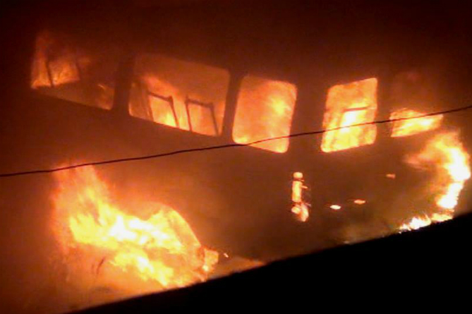 Երևանում ՊՊԾ գնդի շենքը զավթած խումբը ոստիկանական ևս երկու մեքենա է այրել