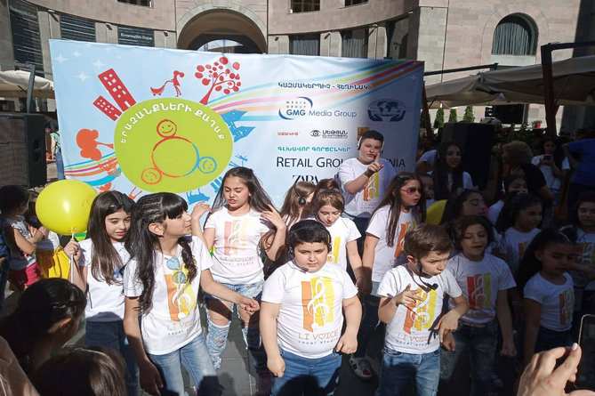 Красочные конкурсы и игры, музыка и танцы: в Ереване отпраздновали 1 июня (ФОТО, ВИДЕО)