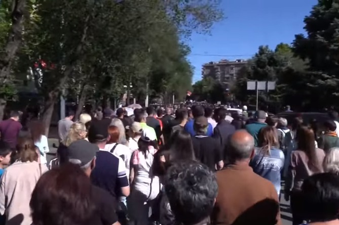 Оппозиция двинулась шествием по центру Еревана Оппозиция двинулась шествием по центру Еревана