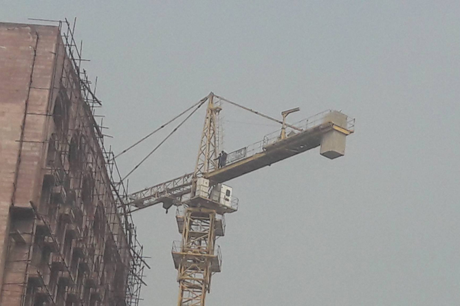 Yerevan man threatens to jump off a crane-3