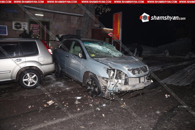 Автомобиль врезался в ограждение на стройплощадке в центре Еревана, три человека пострадали