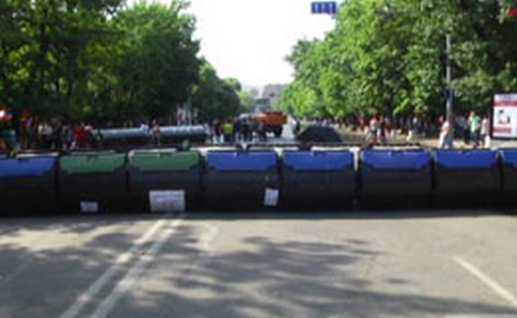 Митингующие на проспекте Баграмяна не разрешили коммунальщикам увезти мусорные баки Митингующие на проспекте Баграмяна не разрешили коммунальщикам увезти мусорные баки