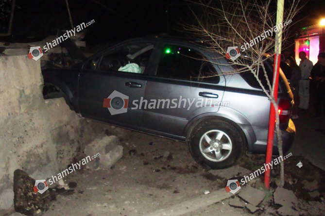 Автомобиль в Ереване врезался в дом врача Скорой помощи, пострадавший отказывается пройти алкотест