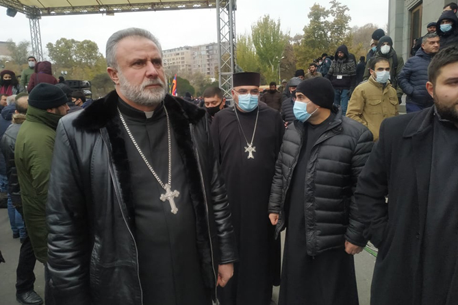 «Այնտեղ, ուր թշնամին մեզ է սպասում». Դադիվանքի վանահայրը կոչ է արել կռվել այնտեղ, որտեղ պետք է և պատմել, թե ինչ է կատարվում վանքում (ՎԻԴԵՈ) «Այնտեղ, ուր թշնամին մեզ է սպասում». Դադիվանքի վանահայրը կոչ է արել կռվել այնտեղ, որտեղ պետք է և պատմել, թե ինչ է կատարվում վանքում (ՎԻԴԵՈ)