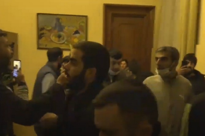 Դժգոհ քաղաքացիները ներխուժել են ՀՀ կառավարության շենք