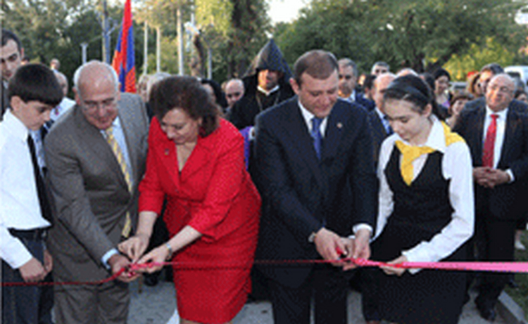 Аллея армянских благотворителей открыта в центре Еревана
